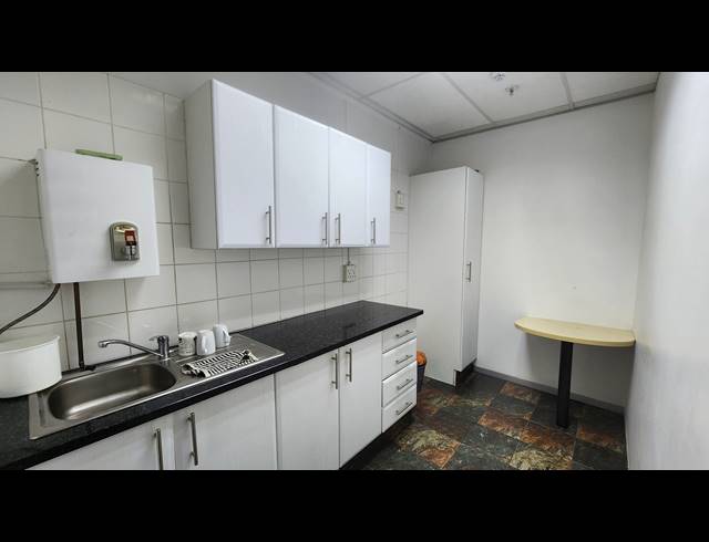 325M² OFFICE TO LET IN FOURWAYS